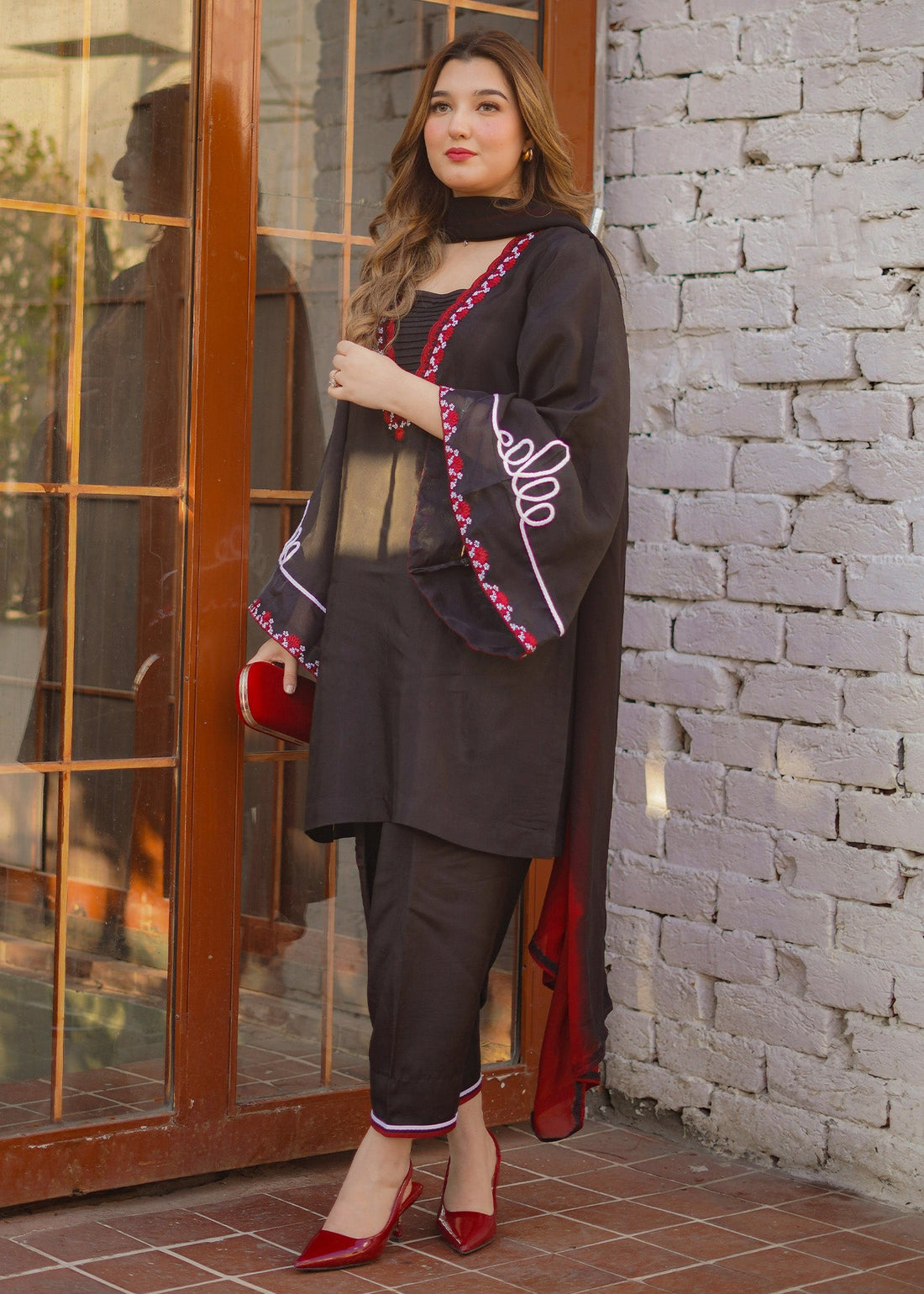 Fozia Khalid | Silk Spire | NOIR